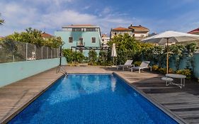 Lovelystay - Downtown Studio With Pool, Ac And Balcony