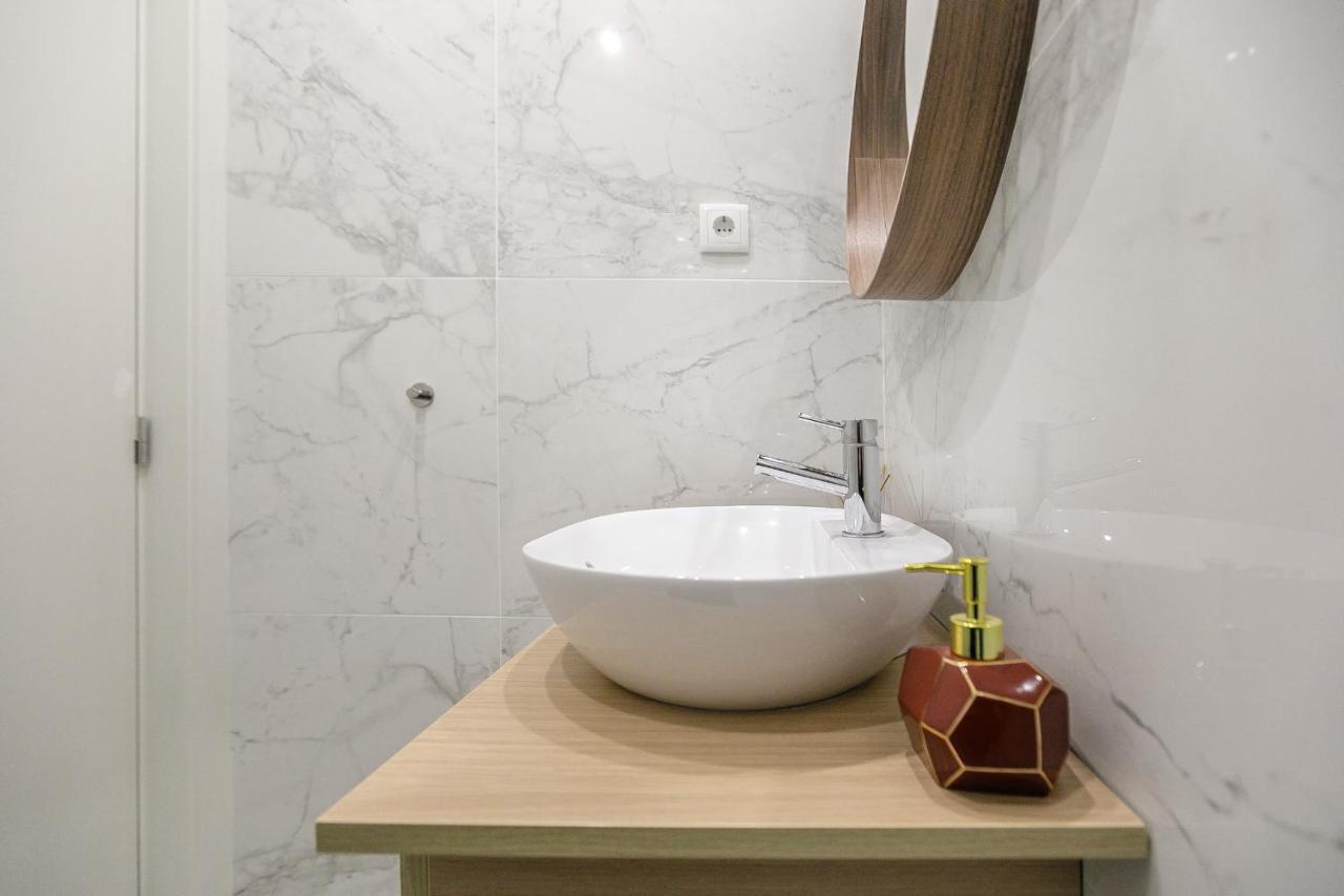Lovelystay - Downtown Studio With Pool, Ac And Balcony OOporto Extérieur photo
